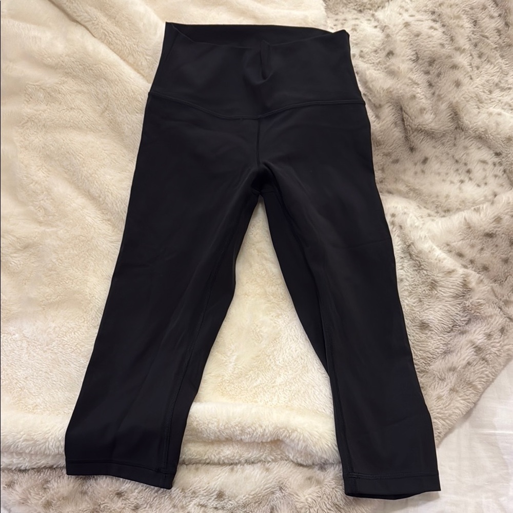 Lululemon cropped leggings- size 4
17” cropped leggings